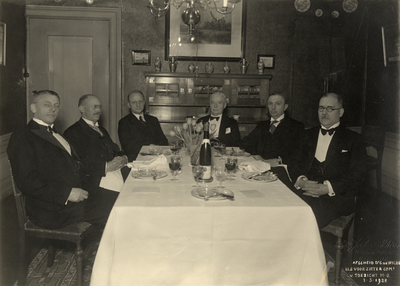 97334 Groepsportret van de leden van de Commissie van Toezicht op het Middelbaar Onderwijs (M.O.) te Utrecht tijdens ...